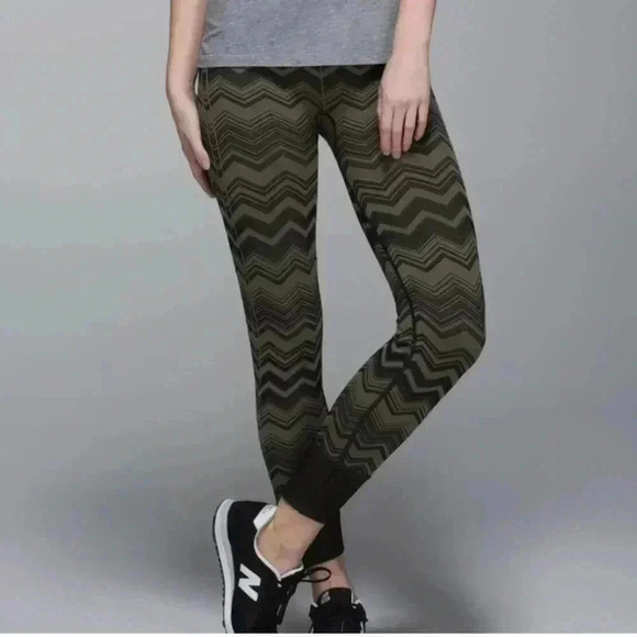 LULULEMON EBB TO STREET (no size tag i guess a 6? ) look  at measures - Picture 1 of 10